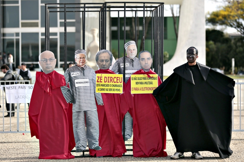 Manifestantes protestam durante o julgamento do mensalão: apenas 31% acreditam na diminuição da corrupção | Ueslei Marcelino/ Reuters