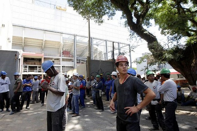 Operários parados em frente à Arena da Baixada: CAP S/A repassou apenas nesta sexta-feira o dinheiro do pagamento dos trabalhadores | Daniel Castellano / Gazeta do Povo