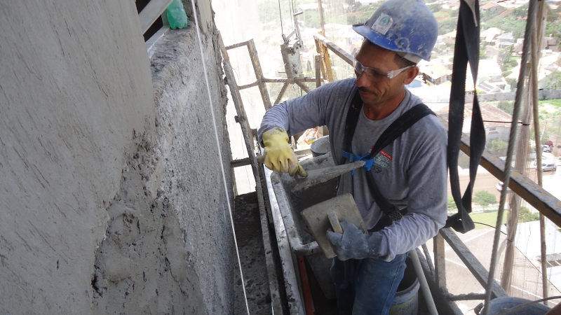 O pedreiro Luis da Costa voltou a estudar após os 50 anos e se sente valorizado | Divulgação