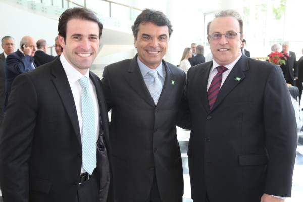O presidente da rede Condor Super Center, Pedro Joanir Zonta (à dir.), um dos homenageados com a Comenda da Ordem Estadual do Pinheiro, com seu filho, o piloto Ricardo Zonta, e o ex-piloto Raul Boesel (ao centro). Boesel também foi condecorado | Marcelo Miranda