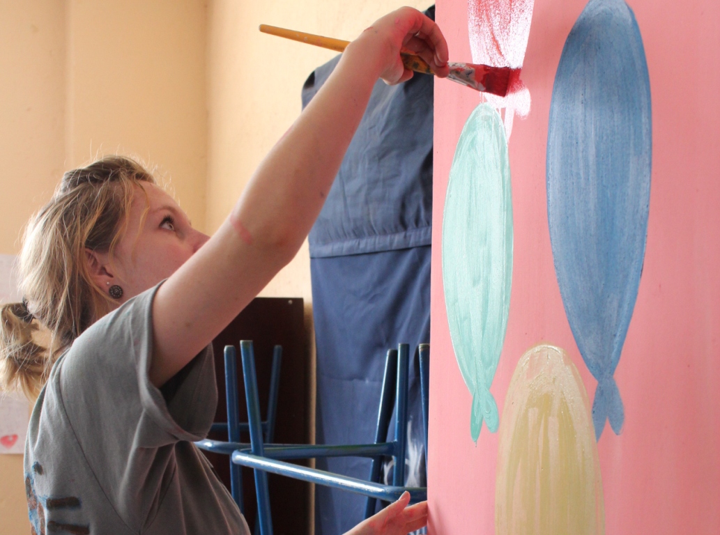 Alunos da UTFPR ajudaram na reforma de um espaço que atende crianças carentes em Almirante Tamandaré. | Ana Cintra