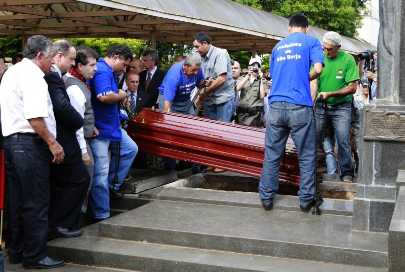O segundo enterro de Jango: amostras serão examinadas em laboratórios de fora do país | Edison Vara/Reuters