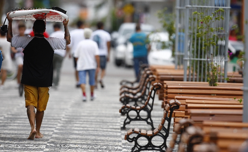 Calçadão de Matinhos, ainda vazio, ganhou novos bancos | Jonathan Campos/ Gazeta do Povo