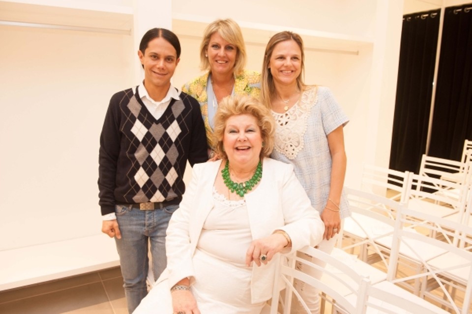 O personal stylist Aron Degtiar e a franqueada da Mixed em Curitiba, Juliana Martins de Oliveira, na foto com a matriarca da família Trussardi, Maricy (sentada), e Riccy Souza Aranha (ao centro), proprietária da marca, compareceram à tradicional missa de final de ano realizada em São Paulo no showroom da grife | Divulgação/Mixed