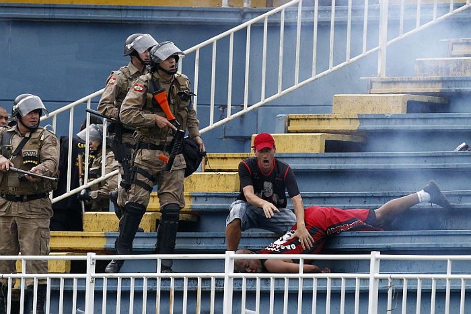 Polícia demorou para separar a briga entre as torcidas de Atlético e Vasco | Albari Rosa / Gazeta do Povo