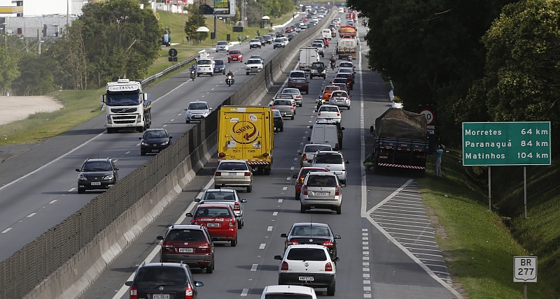 Fluxo na BR-277 de Curitiba para o Litoral do Paraná é alto nesta segunda-feira | Henry Milleo / Agência de Notícias Gazeta do Povo