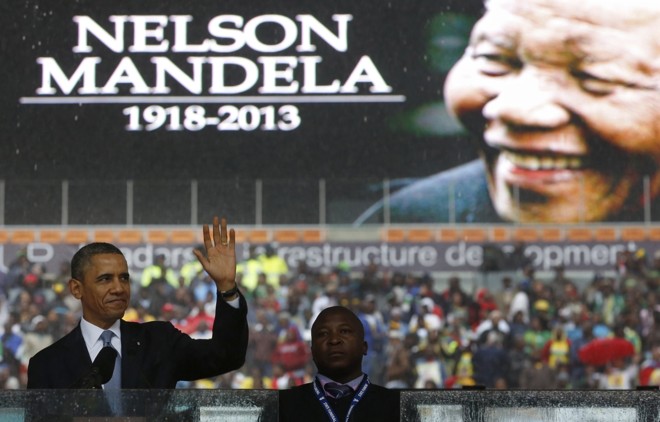 Obama cumprimenta o público do púlpito de onde fez seu discurso em homenagem a Nelson Mandela | Reuters/Kevin Lamarque
