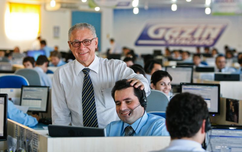 Mário Gazin e sua equipe: "Aqui o povo é feliz", diz ele, que viaja com os empregados e prepara jantares em cozinha montada na sede | Daniel Castellano/ Gazeta do Povo