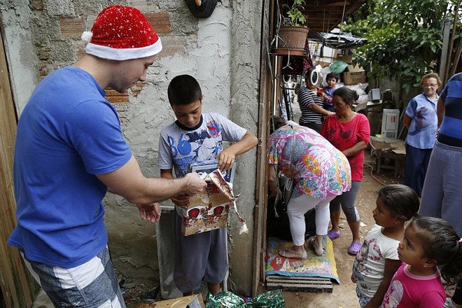 Com movimentação na casa, vizinhança foi conferir a entrega dos presentes na casa da família do garoto |