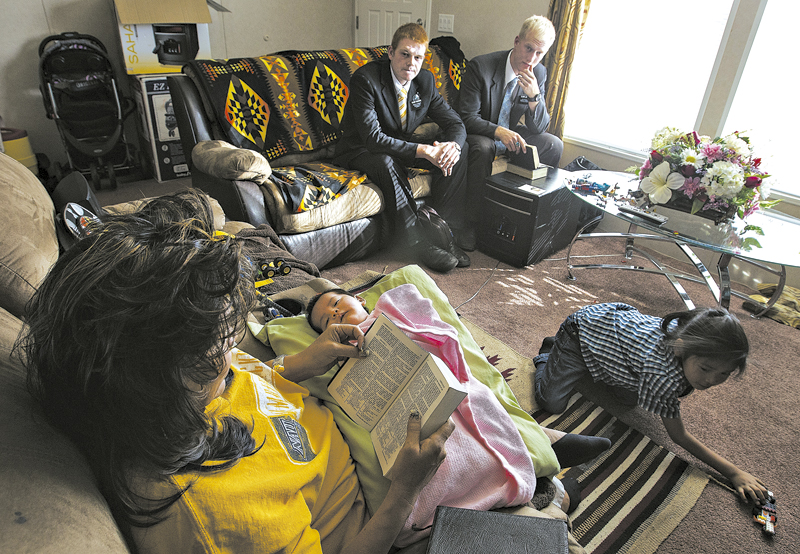 Nora Fowler, de Tuba City, Arizona, folheia o Livro de Mórmon e recebe representantes da igreja em sua casa | Diego Robles/The New York Times