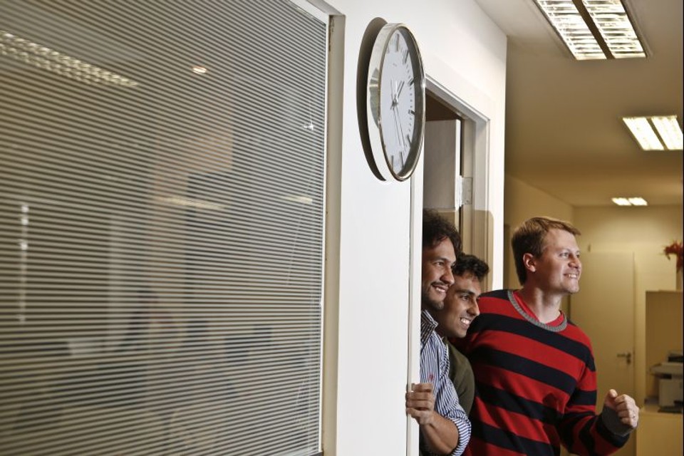Os fundadores Jairo, Emmanuell e Diego: empresa já vendeu cinco projetos | Marcelo Andrade/Gazeta do Povo