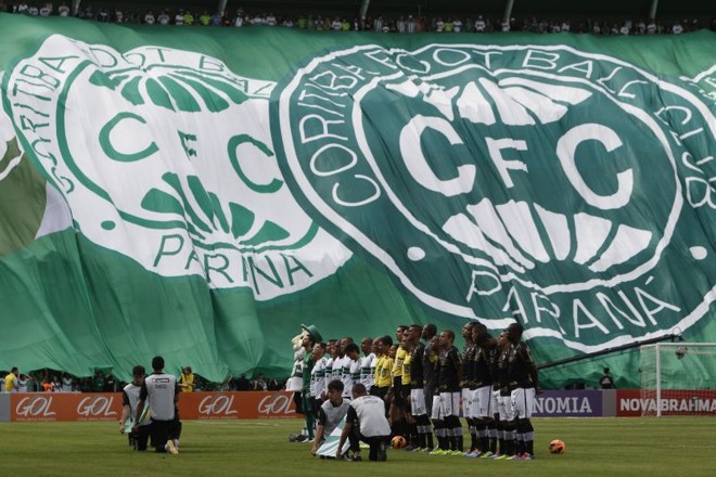 Faixa gigante e a festa da torcida no alinhamento das equipes |