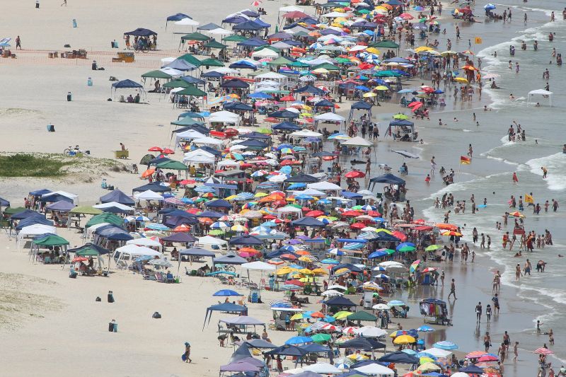 Calor levou milhares de veranistas para a areia | Ivonaldo Alexandre/Agência de Notícias Gazeta do Povo