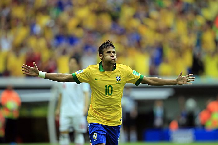 Neymar comemora o primeiro gol contra o Japão na Copa das Confederações: atacante está novamente na disputa do prêmio Puskas | Albari Rosa / Gazeta do Povo