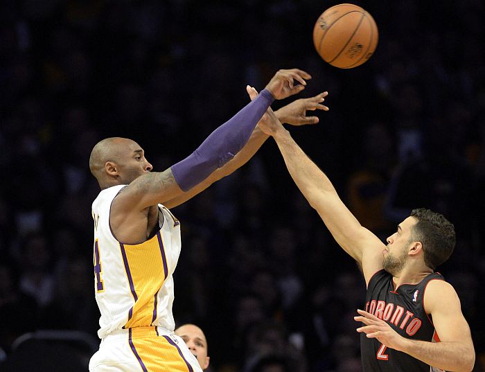 Kobe Bryant marcou falta de ritmo no retorno ao Los Angeles Lakers na derrota para o Toronto Raptors | Richard Mackson- / Reuters