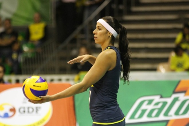Clássico- A Superliga Feminina de Vôlei tem clássico nesta noite. De um lado, o vice-líder Rio de Janeiro da ponteira Gabi, um dos principais destaques da competição, contra Brasília, da veterana Paula Pequeno. O time da capital federal está em sétimo | Divulgação/ CBV