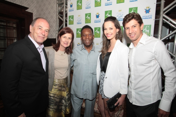 O ex-jogador e atual técnico do Coritiba, Tcheco, e a namorada, a modelo Kelly Pedrita (ambos à dir.), com o rei Pelé e o casal Ety Cristina e José Álvaro Carneiro, diretores do Complexo Pequeno Príncipe. Pelé veio lançar o livro Joias do Rei Pelé e participar de um talk show no Castelo do Batel, na quarta-feira | Jader da Rocha