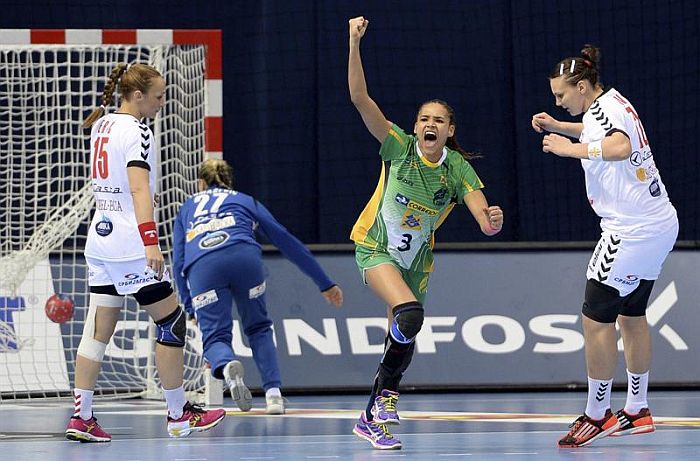 Alexandra Nascimento comemora gol do Brasil na vitória sobre a Sérvia | George Licovski / EFE