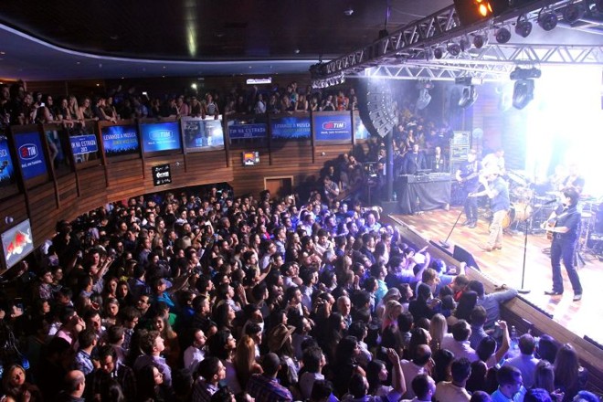 Woods Bar: Fundada em 2005 por cinco jovens estudantes vindos do interior, a Woods Curitiba é a pedra fundamental de um dos principais grupos de entretenimento do Brasil. São onze unidades em dez cidades. E o império não para de crescer: no dia 11 será inaugurada a Woods Campo Grande, e até o início do ano as filiais de Cuiabá e Goiânia. Todas elas são parada obrigatória dos principais nomes do sertanejo universitário, tanto que o famoso clipe de Michel Teló (