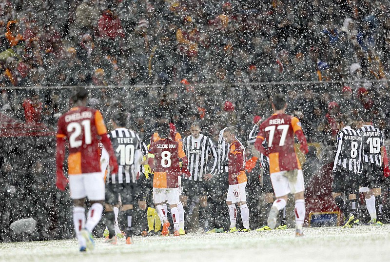 Neve que caiu sobre Istambul provocou adiamento dos minutos finais de Galatasaray e Juventus para a quarta-feira | Murad Sezer / Reuters