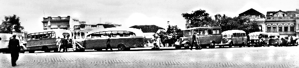 Ponto de ônibus na Praça Tiradentes. Diversos modelos transportavam os passageiros curitibanos em 1939 | Acervo Cid Destefani
