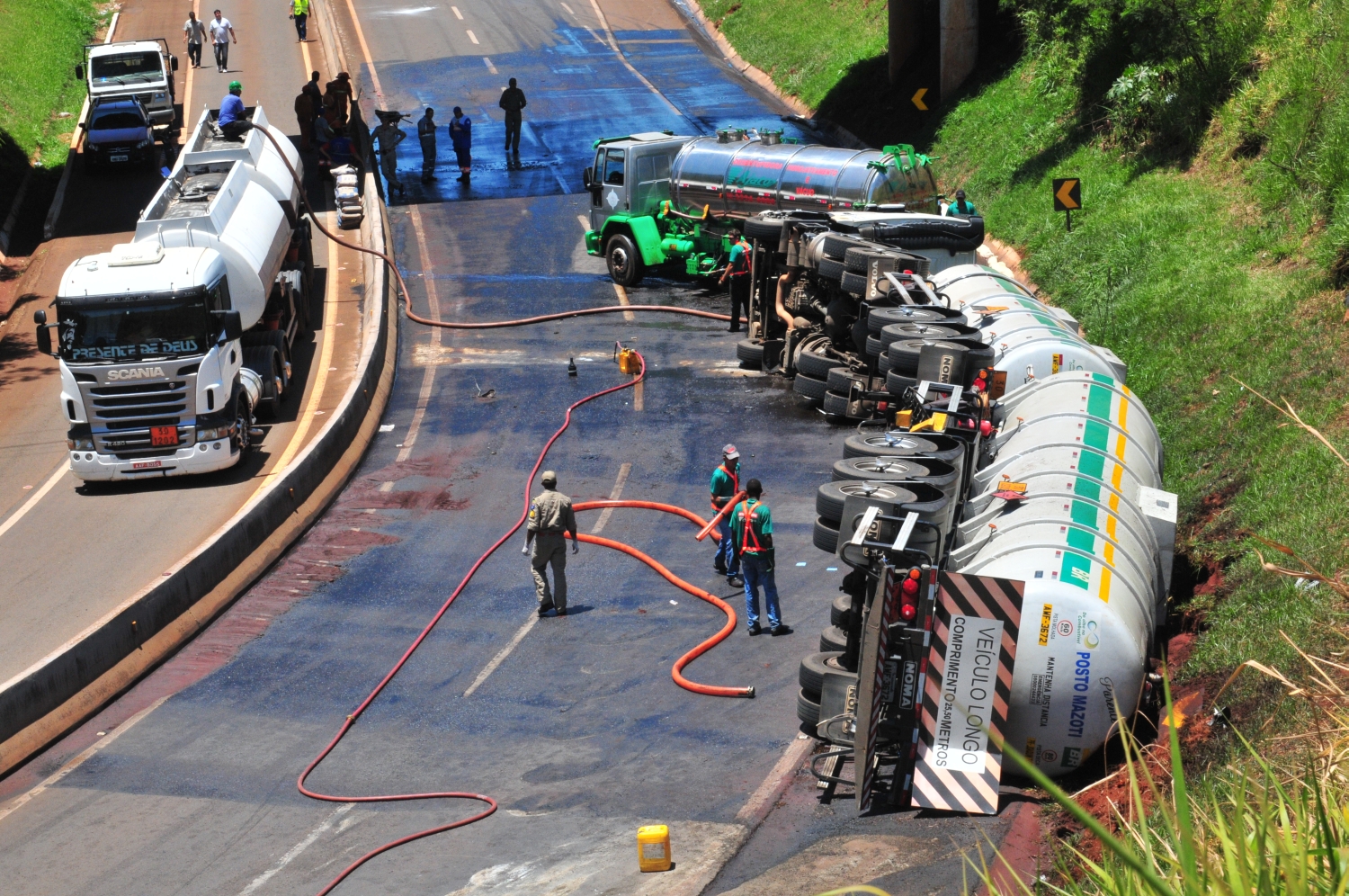 Condutor perdeu o controle do veículo ao tentar fazer a curva | Carllos Bozelli/Jornalde Londrina