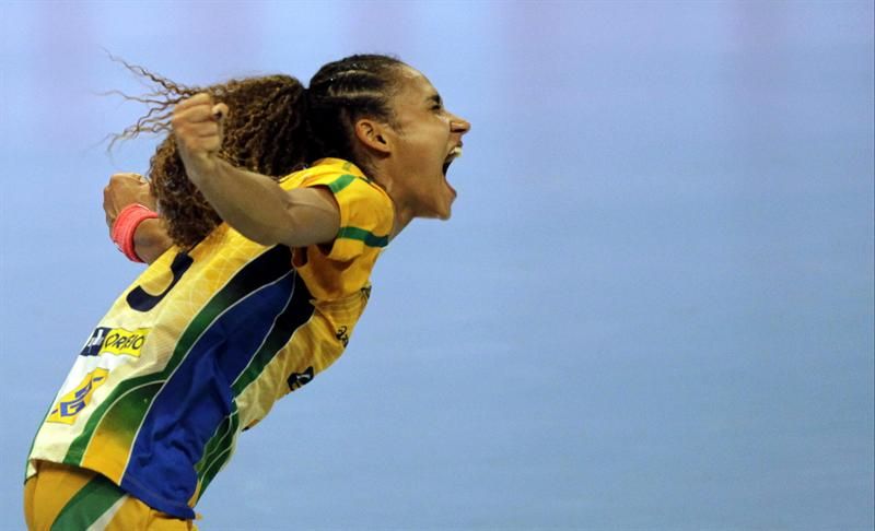 Autora de seis gols na final com a Sérvia, Alexandra comemora em Belgrado | Andrej Cukic / EFE