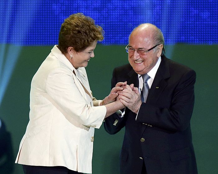 Presidente Dilma, junto com o presidente da Fifa, Joseph Blatter, no sorteio dos grupos da Copa | Sergio Moraes / Reuters