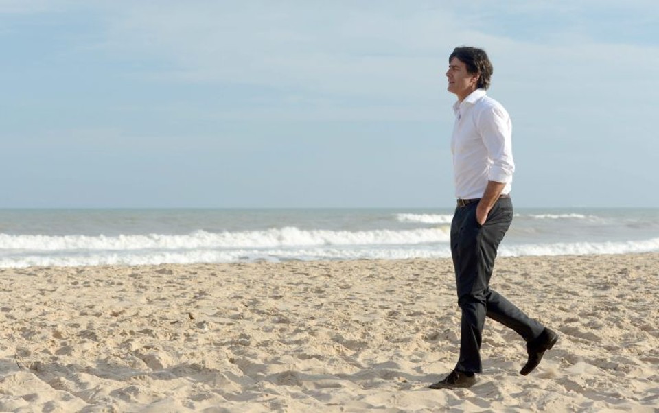 Joachim Löw, técnico da Alemanha, passeia na praia após o sorteio | Marcus Brandt/Efe