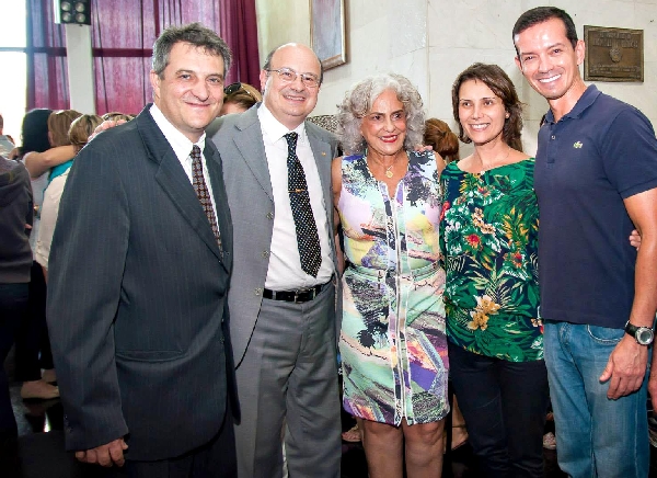 O diretor-geral do Hospital de Clínicas, Flávio Tomasich (à esq.), o reitor da UFPR, Zaki Akel Sobrinho, a superintendente da AAHC, Maria Elisa Ferraz Paciornik, a primeira-dama de Curitiba, Márcia Fruet, e o editor do caderno Viver Bem, Roberto Couto, comemoram o sucesso do desfile Chic é ser Solidário, realizado na última quinta-feira no hall do HC | Marcos Solivan