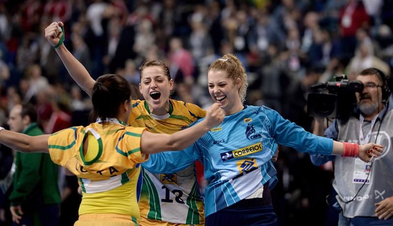 Jogadoras brasileiras comemoram o título mundial no ginásio lotado pela torcida adversária em Belgrado | Georgi Licovski / EFE