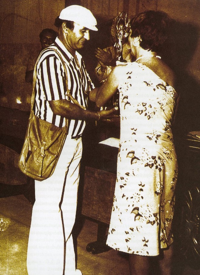 Maé recebe troféu de campeão em uma das vitórias da Colorado no carnaval |