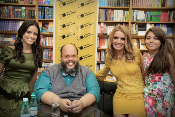 A arquiteta e empresária Vanessa Taques, que acaba de inaugurar uma loja no Shopping Crystal, prestigiou o pocket show de Ed Motta, no último sábado, no lounge central do Piso L2, com as filhas Alexia (à esq.) e Valentina | Patricia Lion