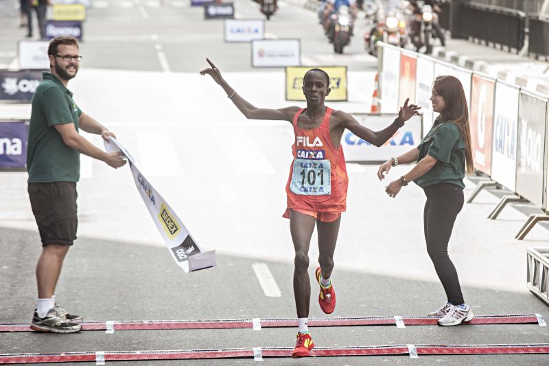 Edwin Kipsang foi o único a completar a prova em menos de 44 minutos | Eduardo Knapp / Folhapress