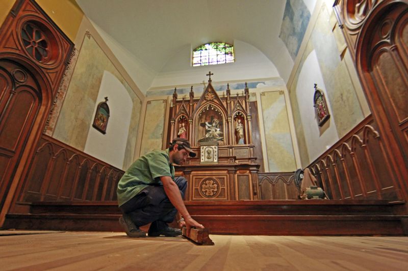 Ação dos restauradores revelou a pintura original da capela da Santa Casa | Albari Rosa/Gazeta do Povo