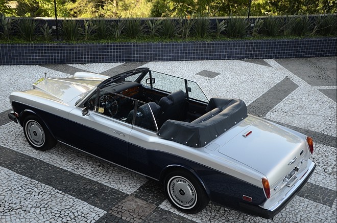 Fevereiro - Rolls Royce Corniche 1981- A versão Drop Head Coupé pertence ao advogado Rafael de Castilho, 40 anos. O carro possui um bloco V8 e câmbio automático de 3 marchas. Curiosamente a marca não informava a potência, apenas dizia ser suficiente para o carro |