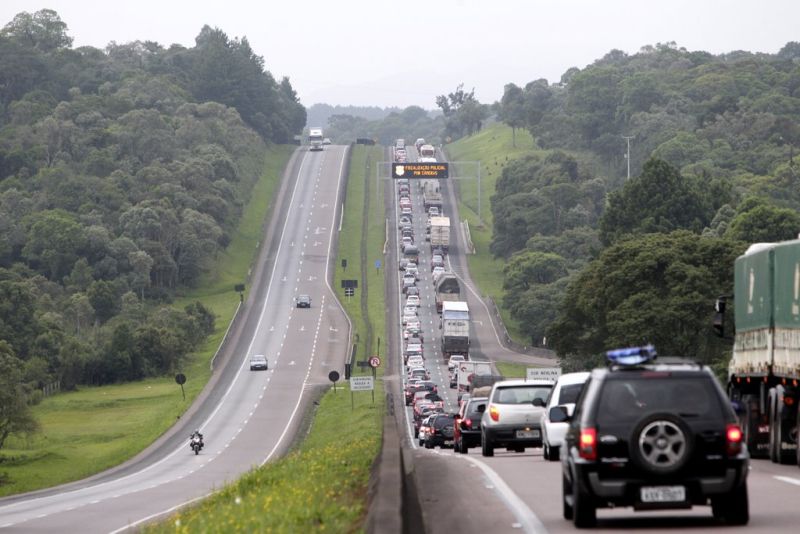 Motoristas enfrentam trânsito movimentado e lento na BR-376 | Daniel Castellano/Agência de Notícias Gazeta do Povo