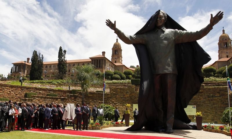 O monumento de nove metros de altura situa-se no Union Buildings, onde Mandela fez seu discurso de posse depois de ter sido eleito presidente em 1994 | REUTERS/Thomas Mukoya