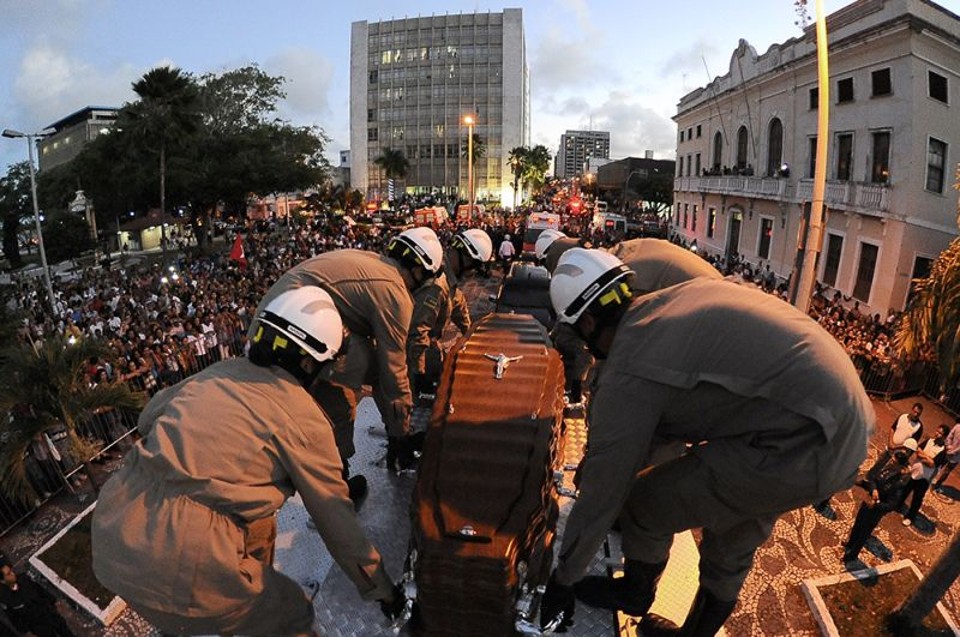 Após ser velado em Sergipe, o corpo de Marcelo Déda foi levado para Salvador, onde será cremado | Marcelle Cristinne / Agência Sergipe de Notícias / Divulgação