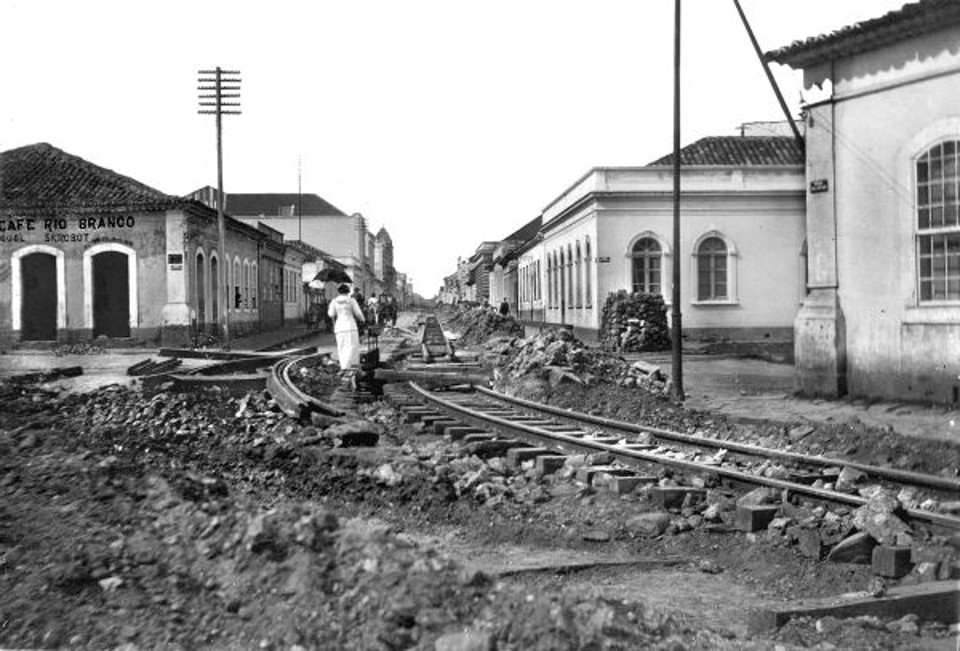 Em 1912 os trilhos são colocados em vários trajetos. Na foto, o serviço sendo feito na Praça Zacarias e Rua Marechal Deodoro | Acervo Cid Destefani
