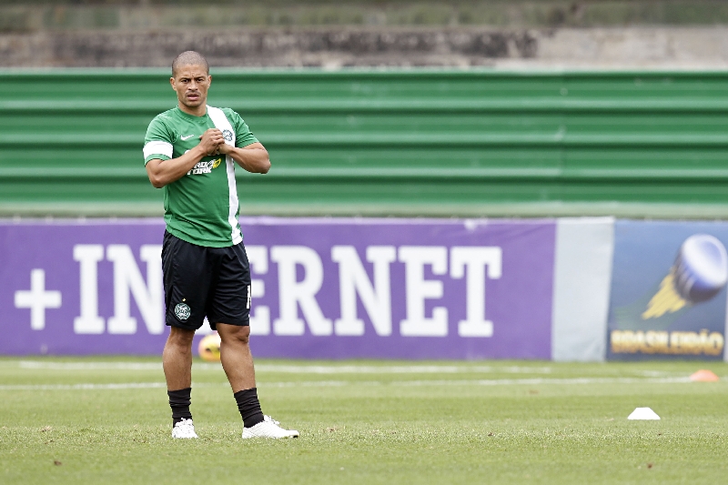 Alex diz que fica no Coxa independentemente da divisão | Felipe Rosa/ Gazeta do Povo