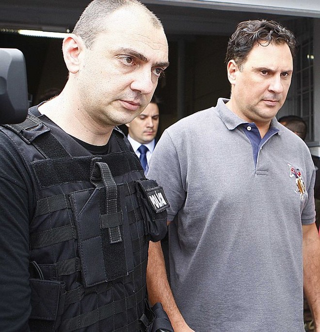 O ex-vereador Juliano Borghetti se entrega à polícia para responder processo pelo envolvimento na briga em Joinville |