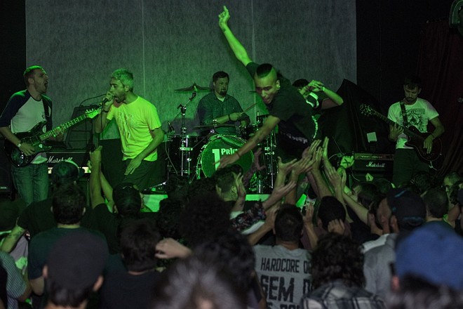 Hangar Music Hall: Fundado há 23 anos próximo ao aeroporto do Bacacheri, o Hangar Music Hall, hoje no Largo da Ordem, se mantém fiel à proposta de ser um reduto do gênero. 