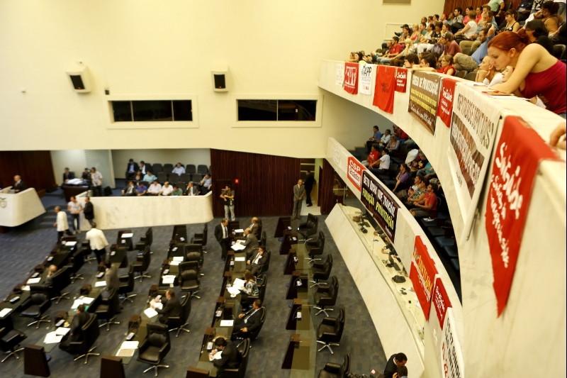 Servidores lotaram as galerias da Assembleia: aplausos e vaias aos deputados estaduais | Marcelo Andrade/ Gazeta do Povo