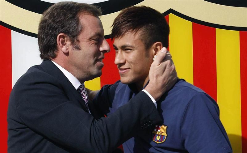 Sandro Rosell recepciona Neymar na chegada do atacante brasileiro ao Barcelona em junho | Albert Olivé / EFE
