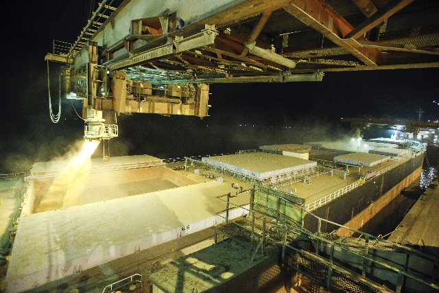 Embarque noturno de soja em Paranaguá: Appa busca caminhos para apressar operações | Andra© Luas Rodrigues/gazeta Do Povo