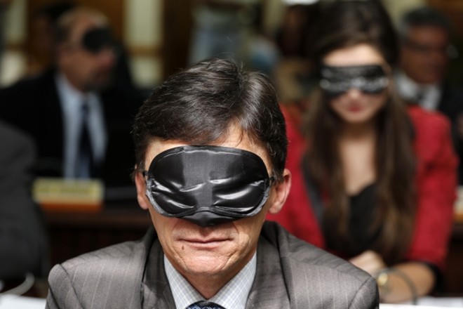 Vereadores passam por uma experiência sensorial |