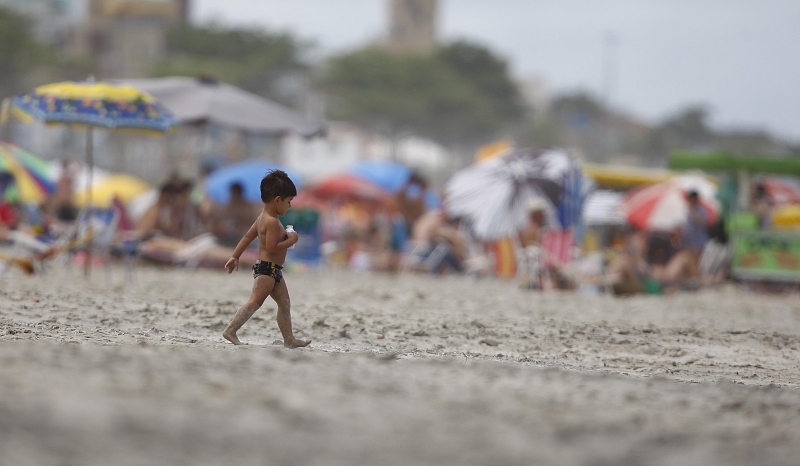 Falta de sol não foi empecilho para as crianças, que brincaram à vontade na areia: tempo deve melhorar | Jonathan Campos/Gazeta do Povo