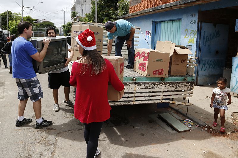 Homem que encontrou na rua o pedido ajuda do menino foi até a casa da família na Vila Torres, em Curitiba, neste domingo | Henry Milleo / Agência de Notícias Gazeta do Povo