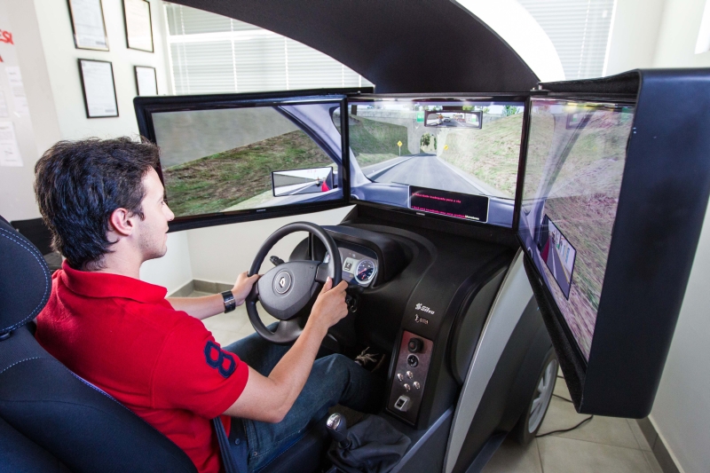 Equipamento simula condições reais no trânsito: custo para fazer habilitação deve subir R$ 250 | Brunno Covello/Gazeta do Povo